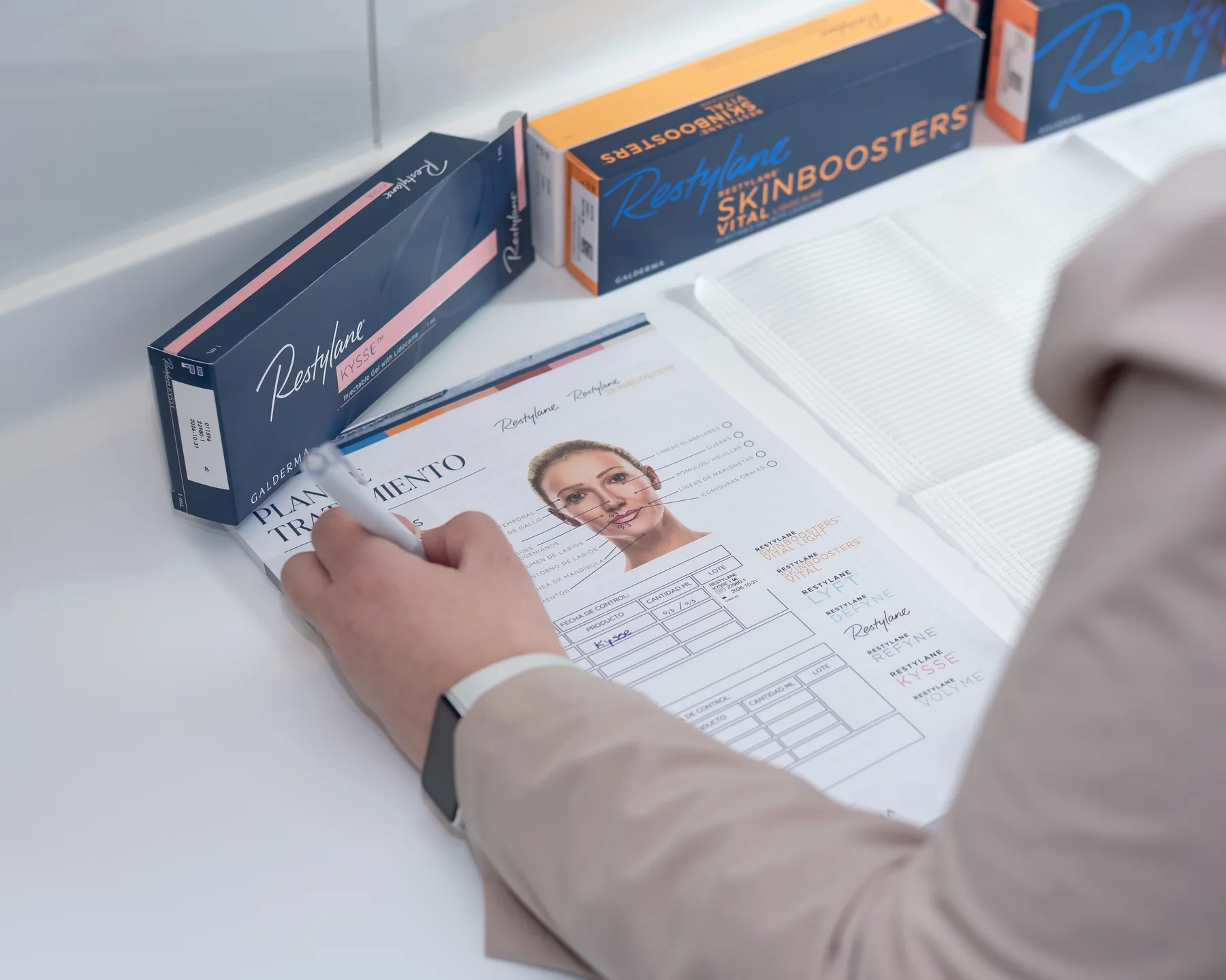 Ficha de plan de tratamiento completándose junto a las cajas de producto