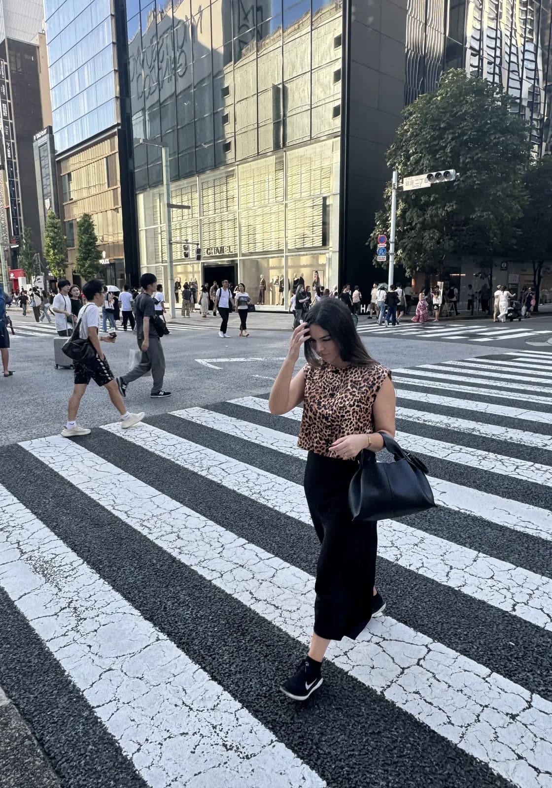 La Dra. Antonieta Ortega cruzando una calle en Japón